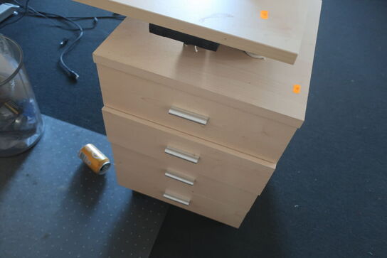 2 stk. el. hæve/sænkebord, skuffemonduler og mus, tastetur, headset