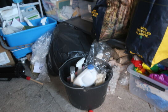 Arbejdsbord, rengøringsvogn, airhockey alt med indhold