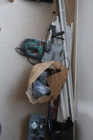 lampe, stol, indhold i køkkenskabe m.m.