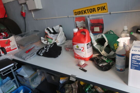 Arbejdsbord, rengøringsvogn, airhockey alt med indhold