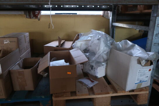 Papir, poser m.m. på reolen 