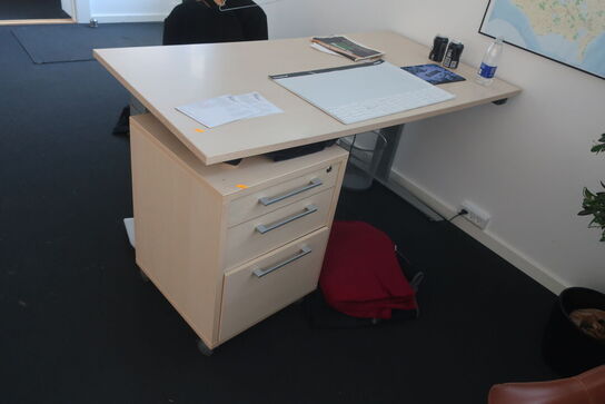 2 stk. el. hæve/sænkebord, skuffemonduler og mus, tastetur, headset