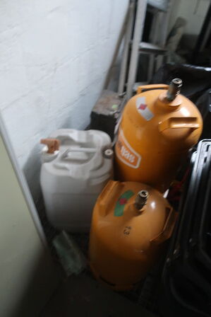 Værkstedsbænk, højtryksrenser, værktøj m.m. 