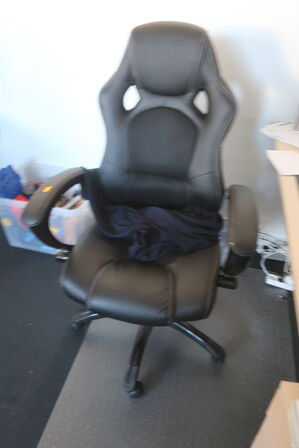 2 arbejdsplader med stol, el. hæve/sænkebord og skuffemondul