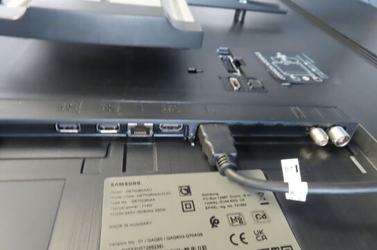 Fjernsyn SAMSUNG QE70Q60AAU inkl. Stativ 