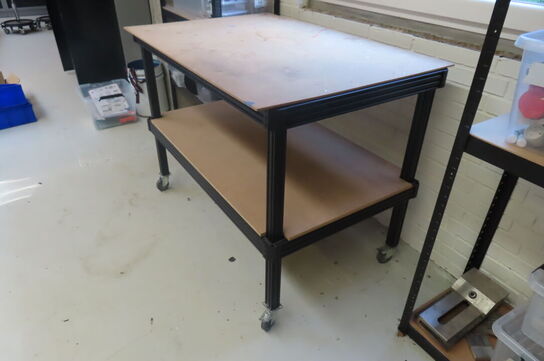 2 stk. Reoler + arbejdsbord med indhold