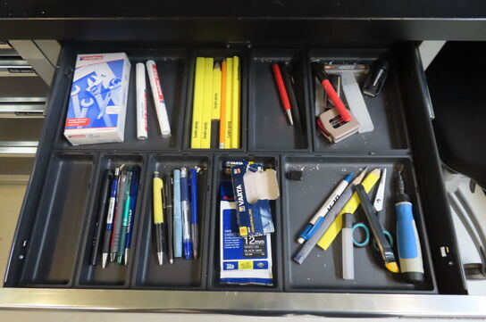 Indhold på arbejdsstation af diverse værktøjer 