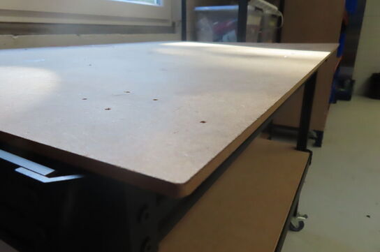 2 stk. Reoler + arbejdsbord med indhold