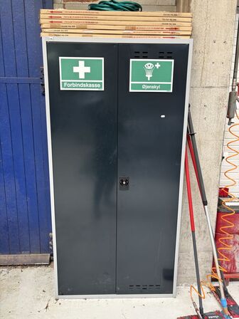 Værkstedsskab med indhold