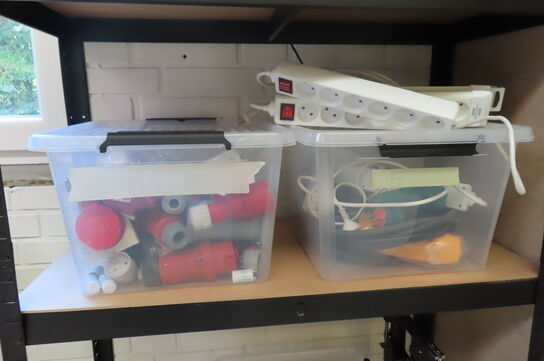 2 stk. Reoler + arbejdsbord med indhold