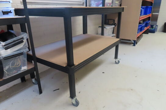 2 stk. Reoler + arbejdsbord med indhold