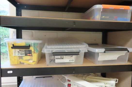 2 stk. Reoler + arbejdsbord med indhold
