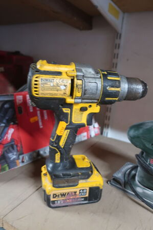 Skruemaskine DEWALT samt rystepudser BOSCH PSS 240 A