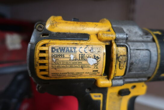 Skruemaskine DEWALT samt rystepudser BOSCH PSS 240 A