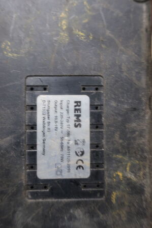 3 stk. ladere samt 2 stk. batterier REMS