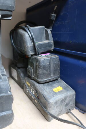 3 stk. ladere samt 2 stk. batterier REMS
