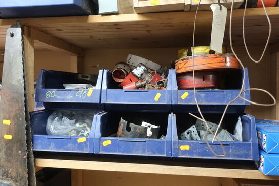 Diverse kasser med indhold